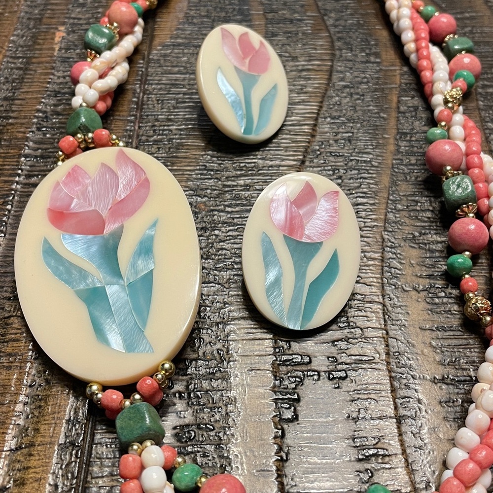 Lee Sands Tulip Necklace & Earring Set - Picture 2 of 9